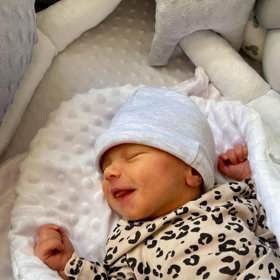 Malou Melánii porodila dcera Lucie Benešové Sára.