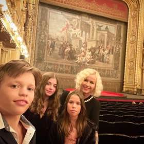 S manželem Richardem Krajčem se Karin Babinská stará o jedenáctiletou Bereniku a třináctiletého Richarda, které má muzikant z manželství s Martinou Poulíčkovou, a čtrnáctiletou Jasmínu (14), již si režisérka přivedla z předchozího vztahu.