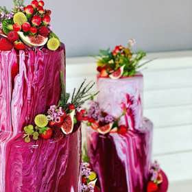 Dorty cukrářky Šárky Divácké jsou na první pohled půvabné, jejich chuť originální a plná, zaujmou také použitými surovinami.