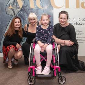 Spisovatelka Barbara Nesvadbová nedávno s nadací BeCharity uspořádala v prostorách výstavy dražbu ve prospěch postižené holčičky.