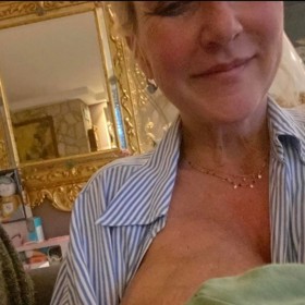 Vždycky jí přišlo legrační, jak je její prso větší než hlava miminka.