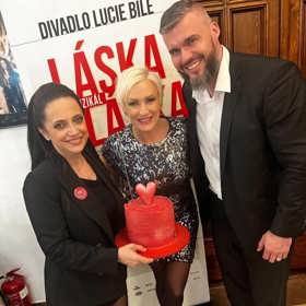 Na premiéře se s Lucií a jejím partnerem také vyfotila.
