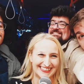 Ta zásobuje publikum historkami z vlastního života, především ze seznamování.