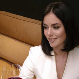 Sklenici na červené víno držíme oproti tomu téměř u dna. V žádném případě ale ne za číši.