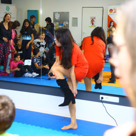 Nedávno Heidi zazpívala dětem z dětských domovů a aby se během písničky mohla více odvázat, zula si boty.