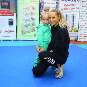 Ona sama přitom porodila v roce 2018 své třetí dítě. Syn Lee na konci října oslaví čtvrté narozeniny. 