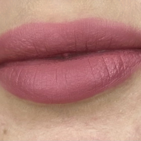Rtěnka má krásný odstín podobný přirozené barvě rtů. I když má matný finiš, rty nevysušuje, naopak příjemně hydratuje, jen je třeba ji během dne doplňovat.