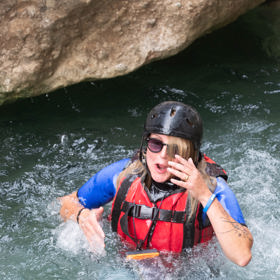Canyoning je o zdolávání kaňonu všemi možnými způsoby, například skokem...