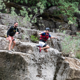 Skok ze skály do vody o teplotě 9 stupňů je pro Vendulu Pizingerovou jistě zážitkem na celý život. 