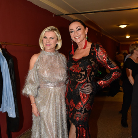 V zákulisí se Sisa Sklovská stihla pozdravit s kolegyní Leonou Machálkovou.