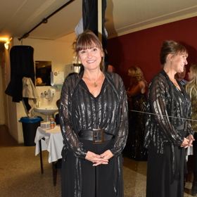 Nechyběla Ivetina sestra Ivana, která na počest své sestry oblékla černý komplet s výrazným topem.