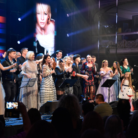 Ve velkém sále pražské Lucerny uctily hvězdy památku Ivety Bartošové.