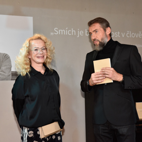 Jitka Asterová říká, že je povídkami nadšená a překvapila ji jejich hloubka. Některé z nich prý dlouho rozdýchávala.