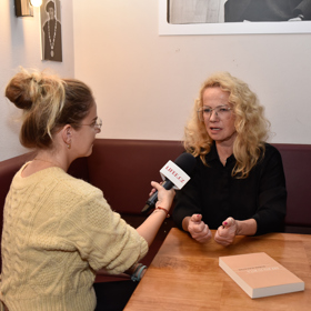 Mimo to Jitka Asterová prozrazuje trik, jak docílit svěží pokožky, jakou se pyšní i topmodelka Eva Herzigová.