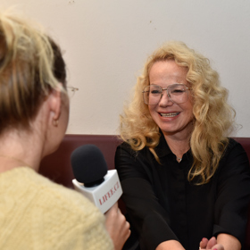 Herečka a moderátorka Jitka Asterová promluvila v rozhovoru pro Lifee.cz o netradiční metodě, kterou si zvlnila vlasy.