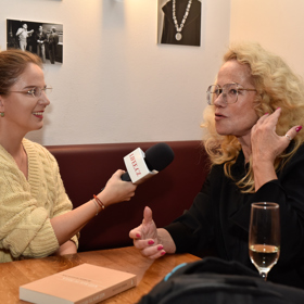 Jitka se rozhodla použít na vlasy papiloty, které dříve používaly naše babičky.