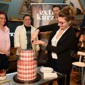 Dort slavnostně zakrojila Michaela Kačena, vedoucí obchodního oddělení Extra Online Media.