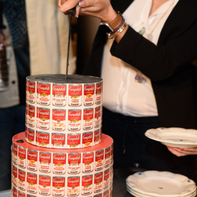 Během tiskové konference se Šárka Divácká pochlubila dortem ve tvaru plechovek s rajčatovou omáčkou, kterému vévodila chuť oliv.