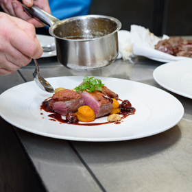 Každý z kuchařů má jasně dané místo a konkrétní funkci - od omáček, salátů, až po masa nebo dezerty.