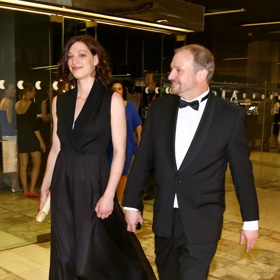 Z knírku prý nemá velkou radost hercova partnerka Pavla.