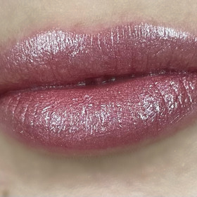 Rty jsou s třpytivou rtěnkou nepřehlédnutelné. Samotné třpytky ulpívají na rtech dlouho po vymizení hydratační složky. Rtěnka se skvěle hodí jako nadstavba k jiným rtěnkám, pro jejich ojínění.