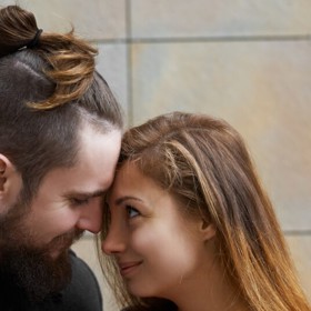 5. Je moudrý, nejen chytrý. Je velice praktické, že ví, jaká půjčka je pro vás nejlepší či s jakou pánvičkou upečete ten nejlepší steak. Ideální manžel vám ale umí poradit i v oblastech komplikovanějších, týkajících se mezilidských vztahů. Třeba při konfliktech s vaší matkou, nebo neshodách s nadřízeným.