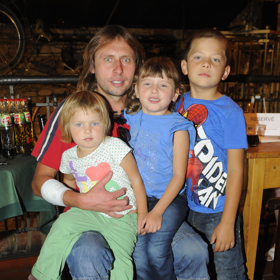 Jan Tuna je otcem čtyř dětí. Nejstarší Zuzana už je dospělá, dále jsou to Tadeáš, Štěpánka a Johanka.