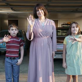 Betty je záhy nalezená mrtvá a hlavní podezřelou z brutální vraždy se stává Candy...