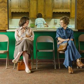 Seriál Candy vznikl podle skutečných událostí. Hlavní hrdinka v podání Jessicy Biel vede spokojený život na předměstí. Má rodinu a nic jí nechybí.