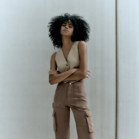 Cargo kalhoty neboli kapsáče pro neformální příležitosti jsou letos k vidění na přehlídkách luxusních značek i v běžných řetězcích. Zara, 799 Kč