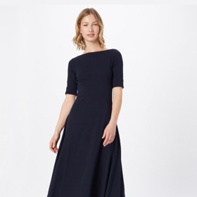 Nádherný klasický střih v midi délce s lodičkovým výstřihem připomíná éru Diora a 50. let. Nadčasové a dechberoucí. Ralph Lauren, 2479 Kč