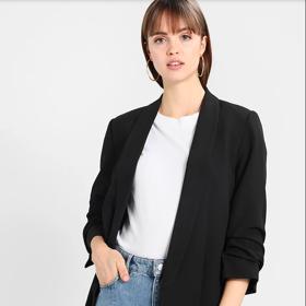 Univerzálně použitelný černý blejzr nabízí i značka Pieces. 960 Kč