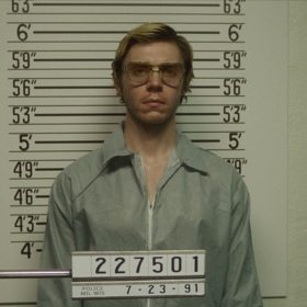 Monstrum: Příběh Jeffreyho Dahmera je desetidílný seriál z dílny Netflixu. Pojednává o nechvalně známém vrahovi, který v letech 1978-91 zavraždil 17 mladých mužů.