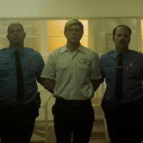 Hlavní roli v seriálu Monstrum: Příběh Jeffreyho Dahmera ztvárnil Evan Peters, který je mimořádně přesvědčivý a zneklidňující.