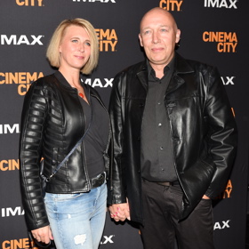 Do společnosti spolu chodí zřídka, takto jim to slušelo na premiéře nové bondovky - sladili se do černé kůže a přišli ruku v ruce.