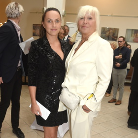 Adoptivní dcerou Hany Čížkové je zpěvačka Jana Yanna Rybníčková.