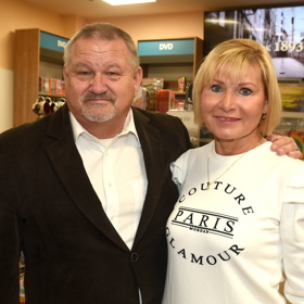 Manželka svého muže dlouhodobě podporuje, ať už v herectví, nebo v pedagogické činnosti.