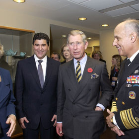 Nový britský král nemá rád čokoládu, kávu a česnek. Ten nejedla ani jeho matka, královna Alžběta II. Ostatně podle jejího nařízení byla tato aromatická potravina zakázaná napříč královskou rodinou. Jinak by totiž hrozilo, že by urozeným pánům a paním mohlo při společenském styku nepříjemně zapáchat z úst. A to je naprosto nepřípustné!