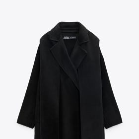 Dvouřadý černý kabát se šálou, nadčasová klasika od značky Zara, 2999 Kč