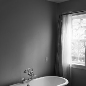 Štědrý den roku 2010 byl pro anglického chlapce Kristyho Bamu hotovým peklem. Jeho sestra se z něj, společně se svým přítelem, snažila vyhnat zlé duchy. Dvojice ho mučila noži, kovovými holemi, kladivem a dlátem, dokud neprosil o smrt. Když tak učinil, utopili ho ve vaně.