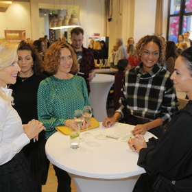 Lada Nosková během křtu nové kuchařky všechny své klienty vyzpovídala, jak se jim daří držet správné stravovací návyky.