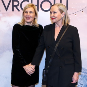 Vyžehlený účes a krátký střih dělají z Báry Basikové elegantní dámu.