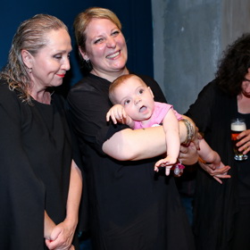 Kolem roku 2018 se Bára rozhodla své vlasy ozdravit a přestala je úplně barvit. Průchod tak dala přirozeným šedinám.