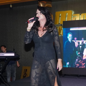 Nedávno Heidi Janků předvedla své štíhlé nohy v celé kráse, když na vystoupení oblékla šaty se zcela průhlednou spodní částí.