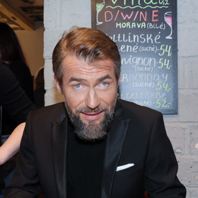 Sbírku povídek nazval Bořek Slezáček Kéž bys tu byla a vypráví o lidech, kteří se na první pohled zdají být obyčejnými a společnost na ně tak trochu zapomněla.