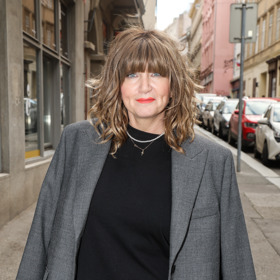 Aktuálně se Bára Basiková pyšní polodlouhým hnědým mikádem se slušivou ofinou.