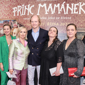 Jan Budař, autor a producent pohádky, se na červeném koberci dmul pýchou.