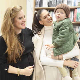 S Petrou Nesvačilovou je Aneta Vignerová kamarádka, proto ji na důležitou akci v knihkupectví přišla podpořit.