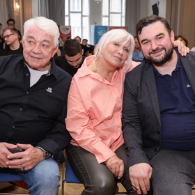 Herečku Hanu Čížkovou budeme nově vídat v seriálu Společně sami režiséra Tomáše Magnuska (vpravo). Objeví se zde také Jiří Krampol (vlevo).