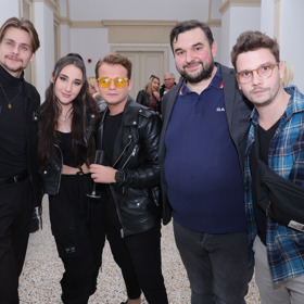 Režisér Tomáš Magnusek (druhý zprava) pózuje s mladými herci ze svého nového seriálu.